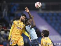 开云体育官网-体坛巅峰对决：足球赛场热闹一幕