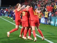 开云体育官网-关于争夺冠军女足比赛场面观众情绪高涨的信息