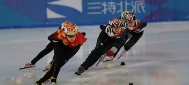 开云体育官网入口-短道速滑队员团体比赛勇夺银牌