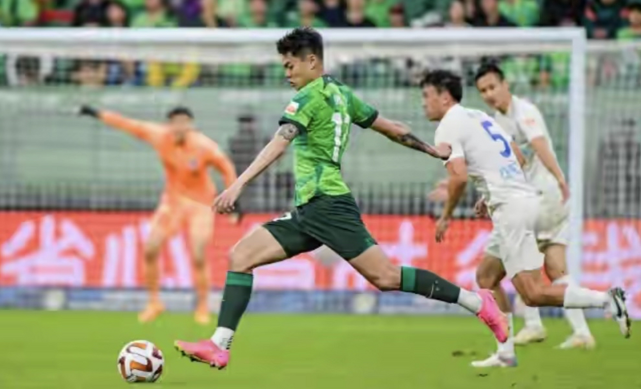 国安队球员在比赛中表现出色,获得关键胜利 国安队球员在比赛中表现出色,获得关键胜利