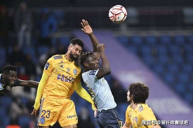 体坛巅峰对决：足球赛场热闹一幕