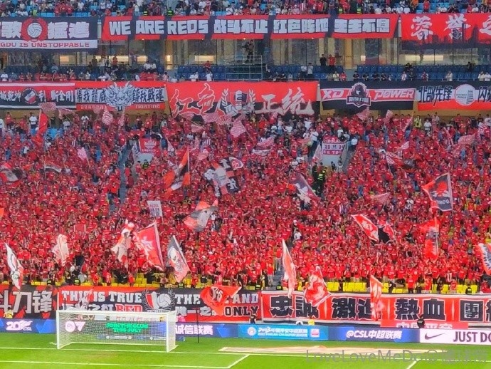 关于网络直播火爆足球盛况,球迷热情高涨的信息 关于网络直播火爆足球盛况,球迷热情高涨的信息