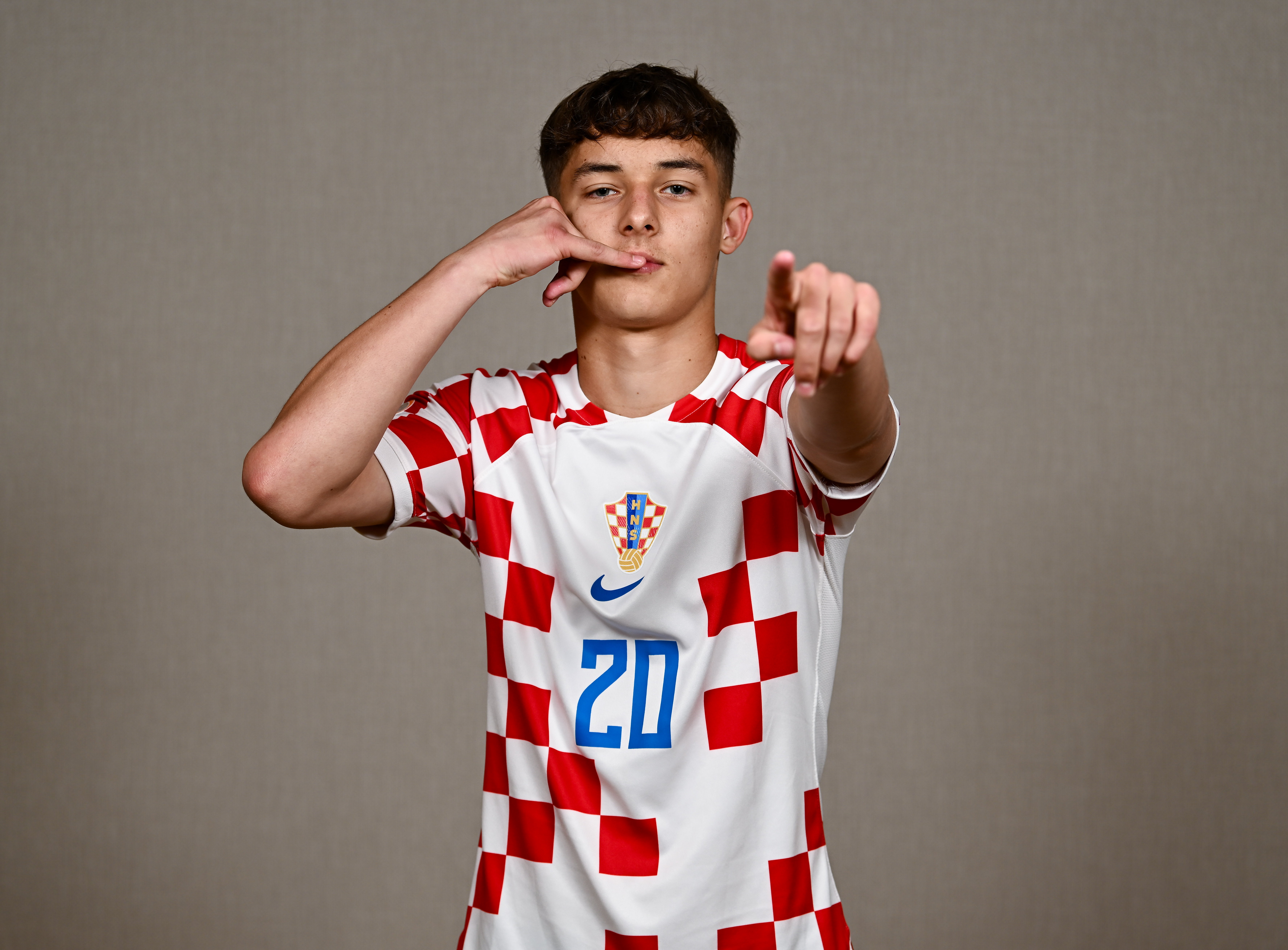 克罗地亚队表现出色，轻松晋级欧预赛下一轮