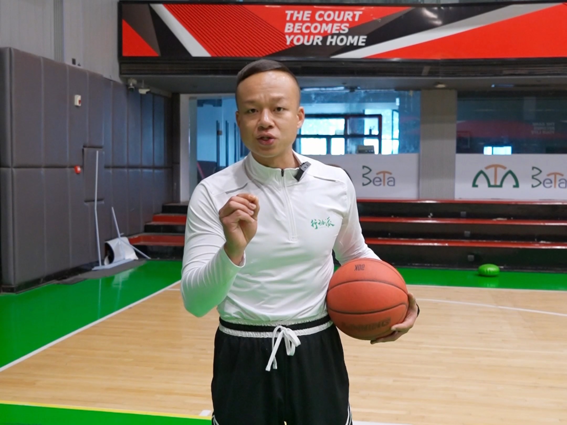 篮球比赛体能耗费大,球员意志坚定不动摇 篮球比赛体能耗费大,球员意志坚定不动摇