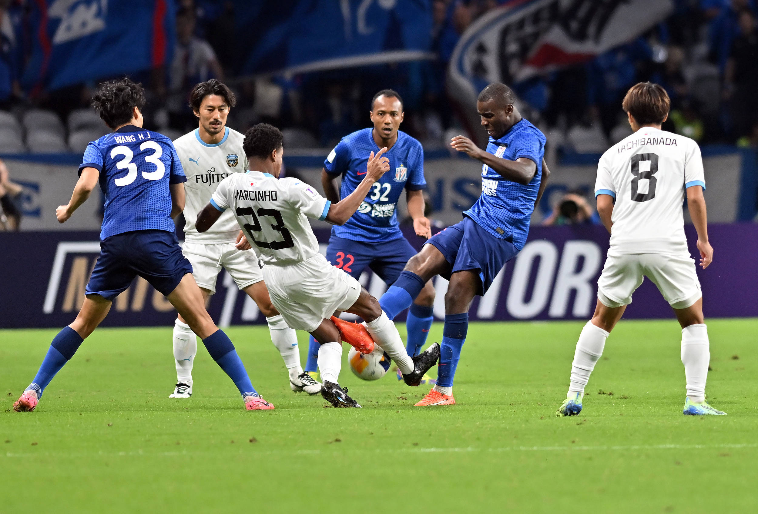 足球比赛赛场上情形激烈，运动员全力以赴