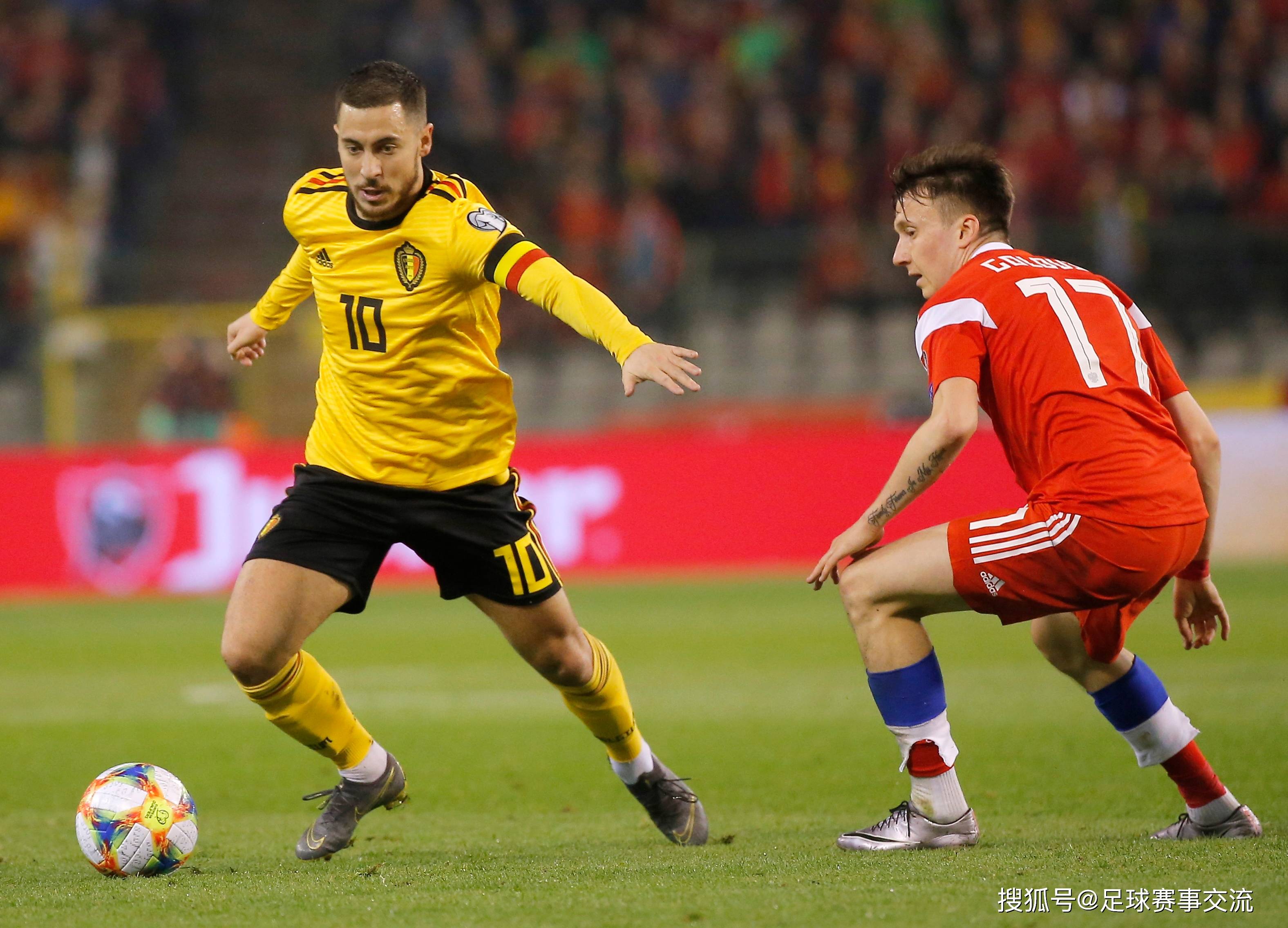 足球比赛赛场上情形激烈，运动员全力以赴