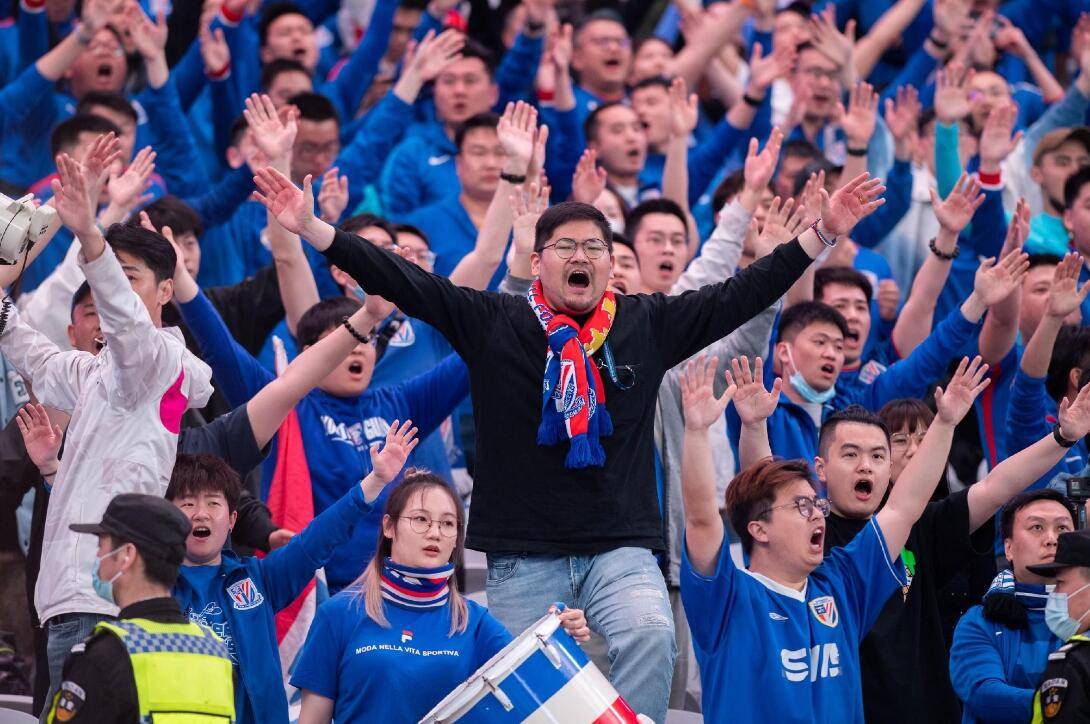 比赛气氛燃爆，球迷尽情欢呼