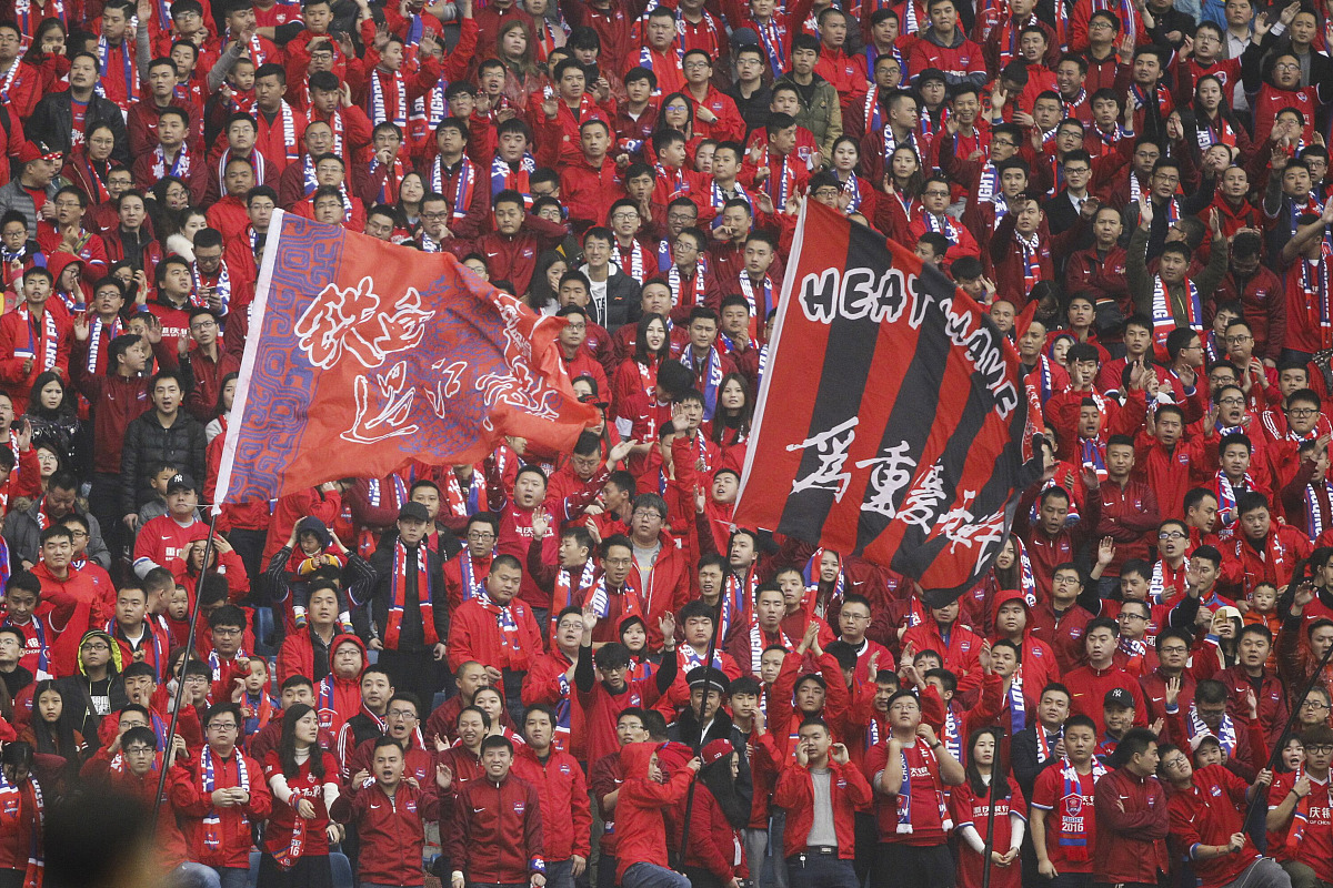 比赛中球队展现团队默契,成功战胜对手 比赛中球队展现团队默契,成功战胜对手