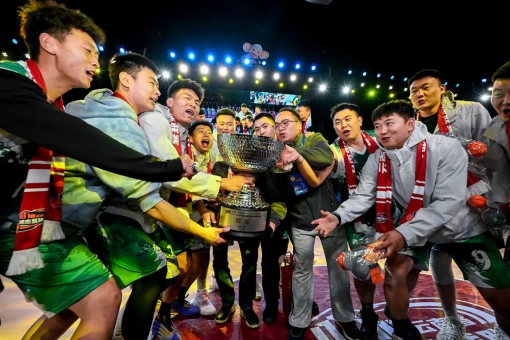 比赛中球队展现团队默契,成功战胜对手 比赛中球队展现团队默契,成功战胜对手