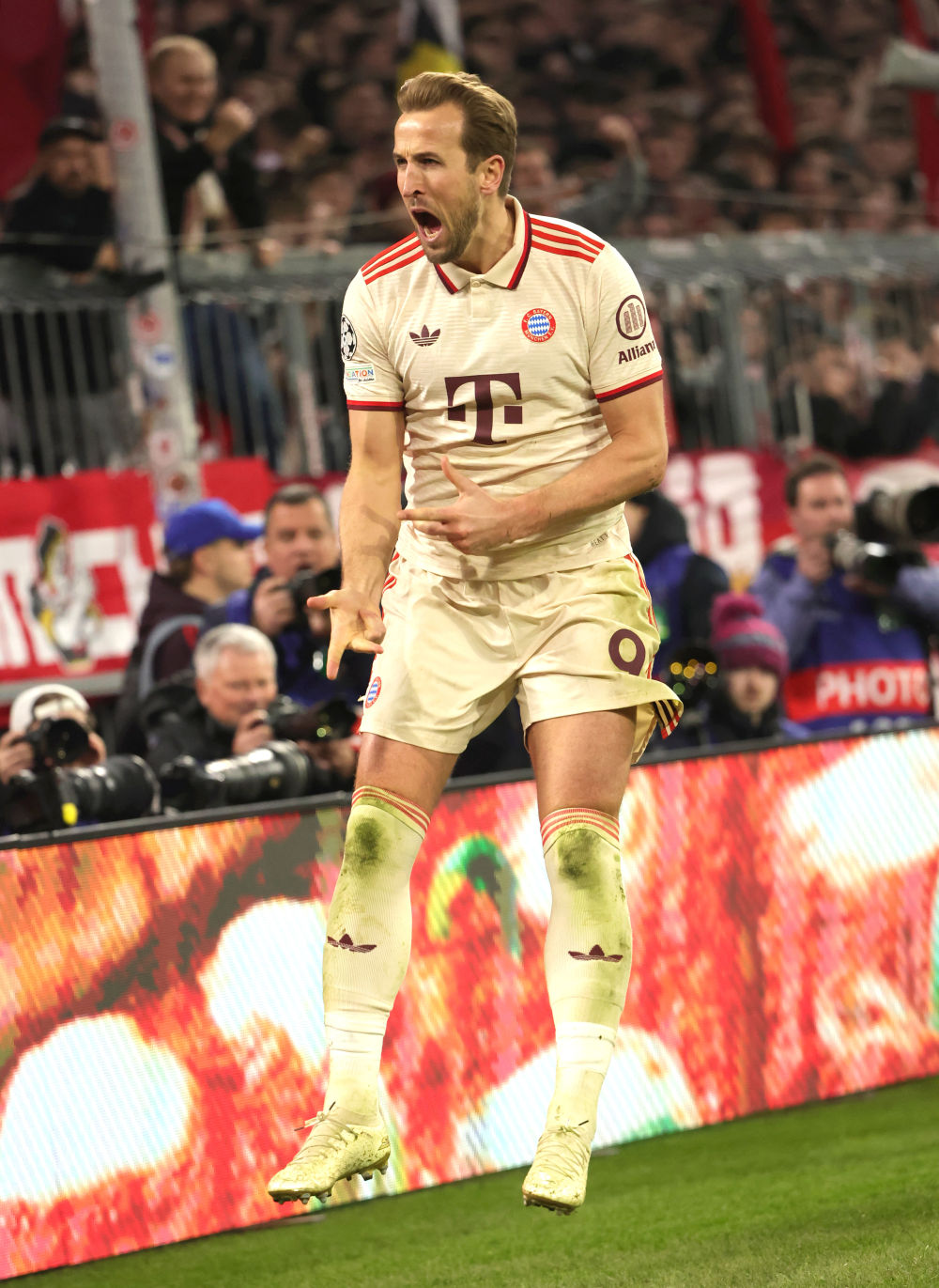 包含拜仁慕尼黑前锋创造新纪录，助球队胜利巩固榜首的词条