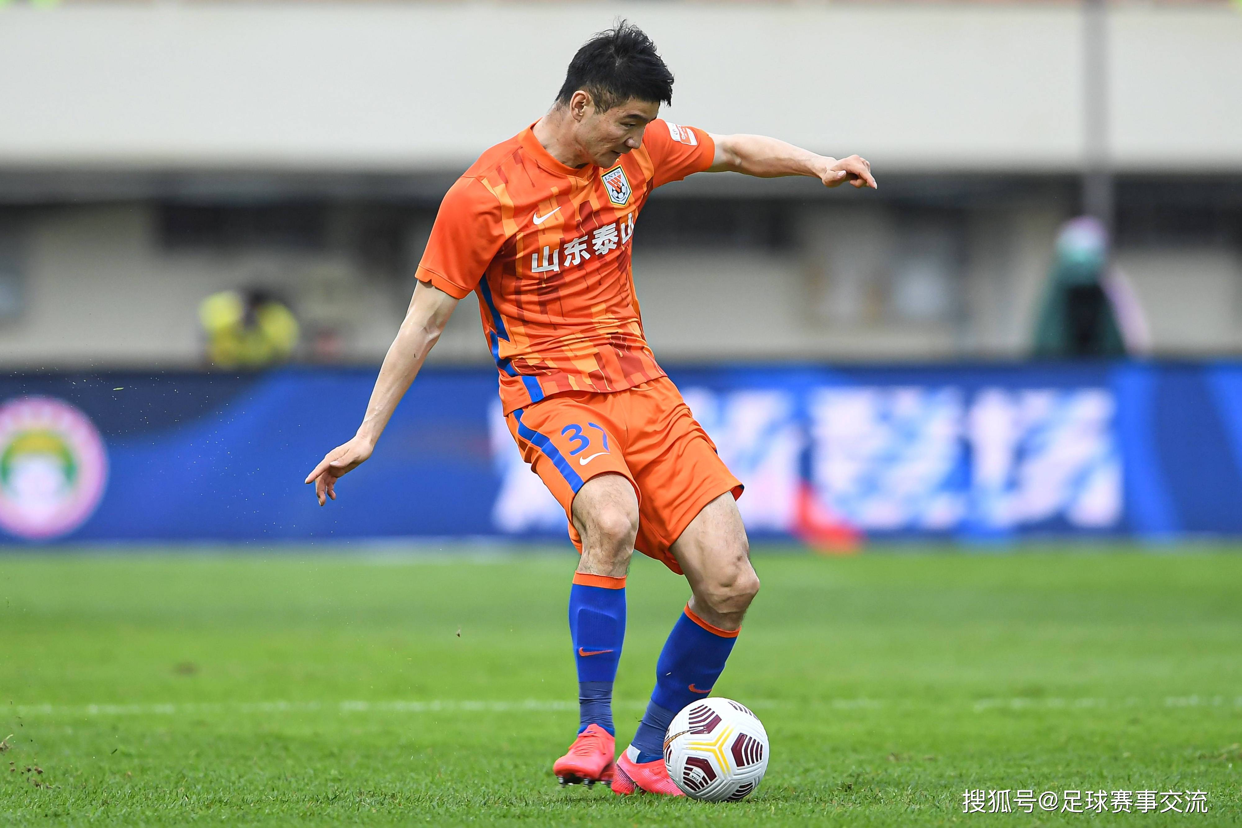 比赛中球队一路领先锁定胜利