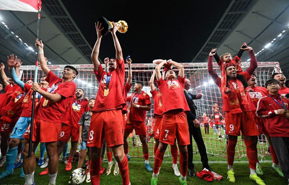 紧张比赛中球队实力对决,角逐激烈 紧张比赛中球队实力对决,角逐激烈