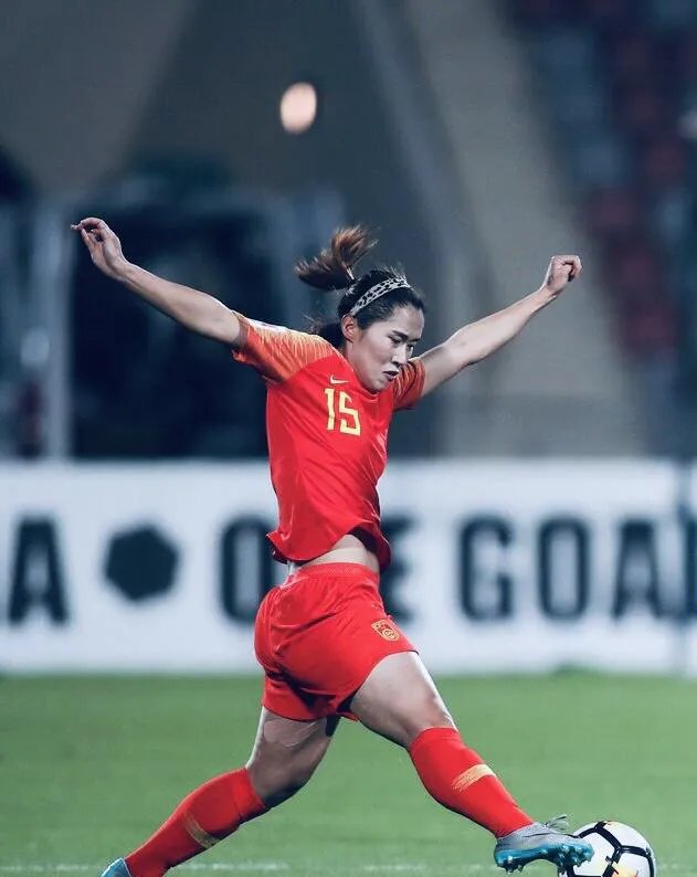 劲爆挑战！职业女足队员不甘示弱