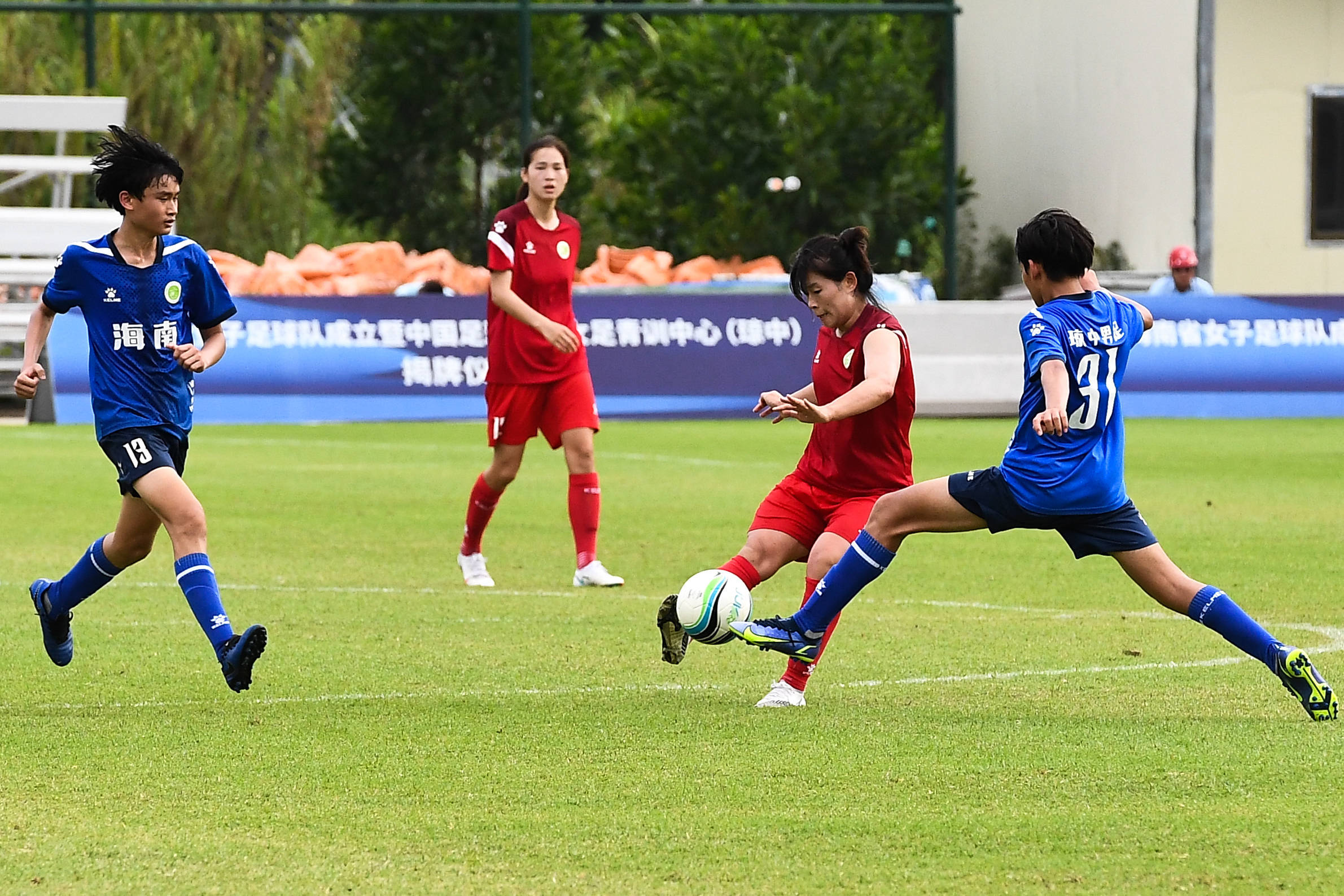 劲爆挑战！职业女足队员不甘示弱