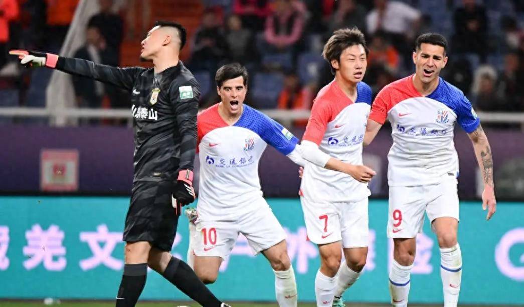 包含前锋惊艳一脚世界波，赢得掌声连连！的词条