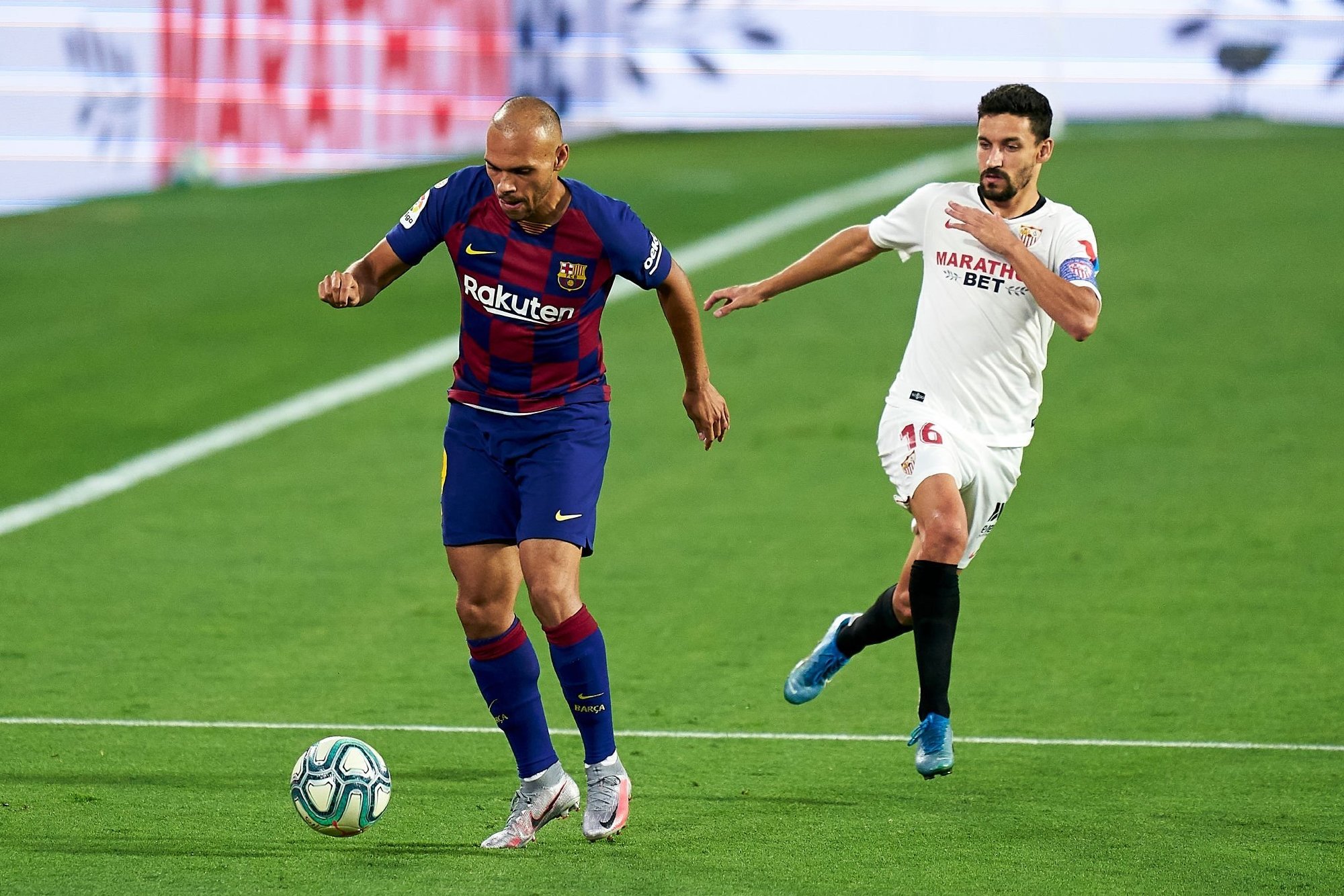 球队传接连续，连续交错进攻打击对手