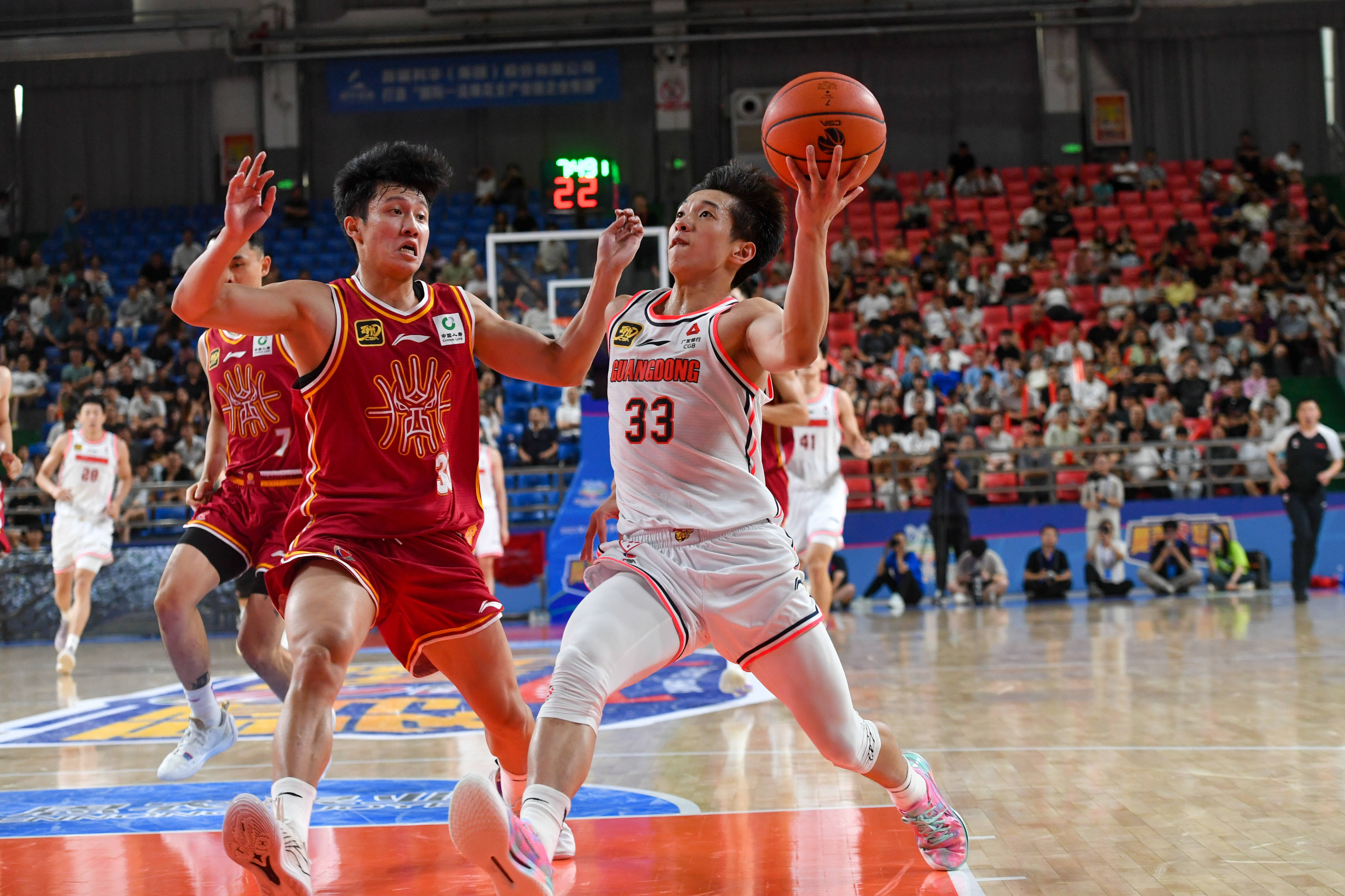 球队传接连续，连续交错进攻打击对手