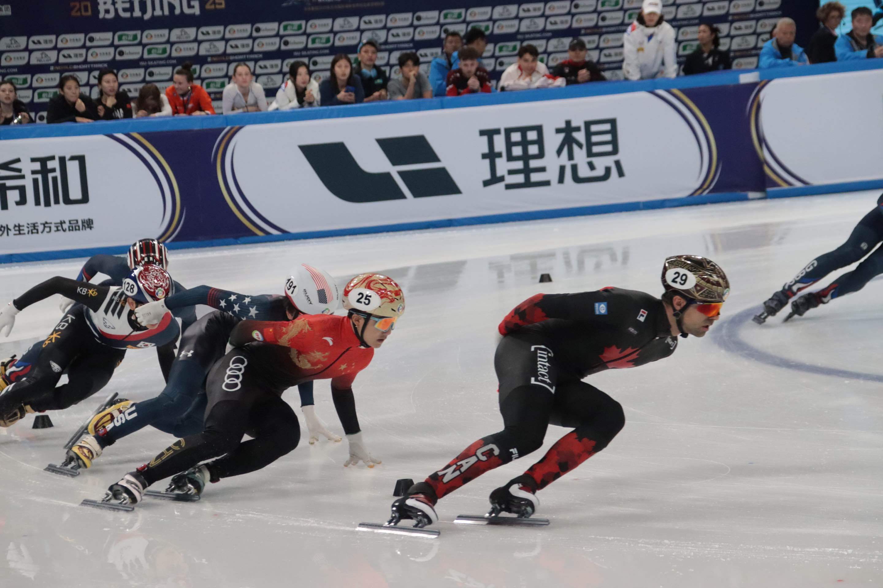 短道速滑队员团体比赛勇夺银牌