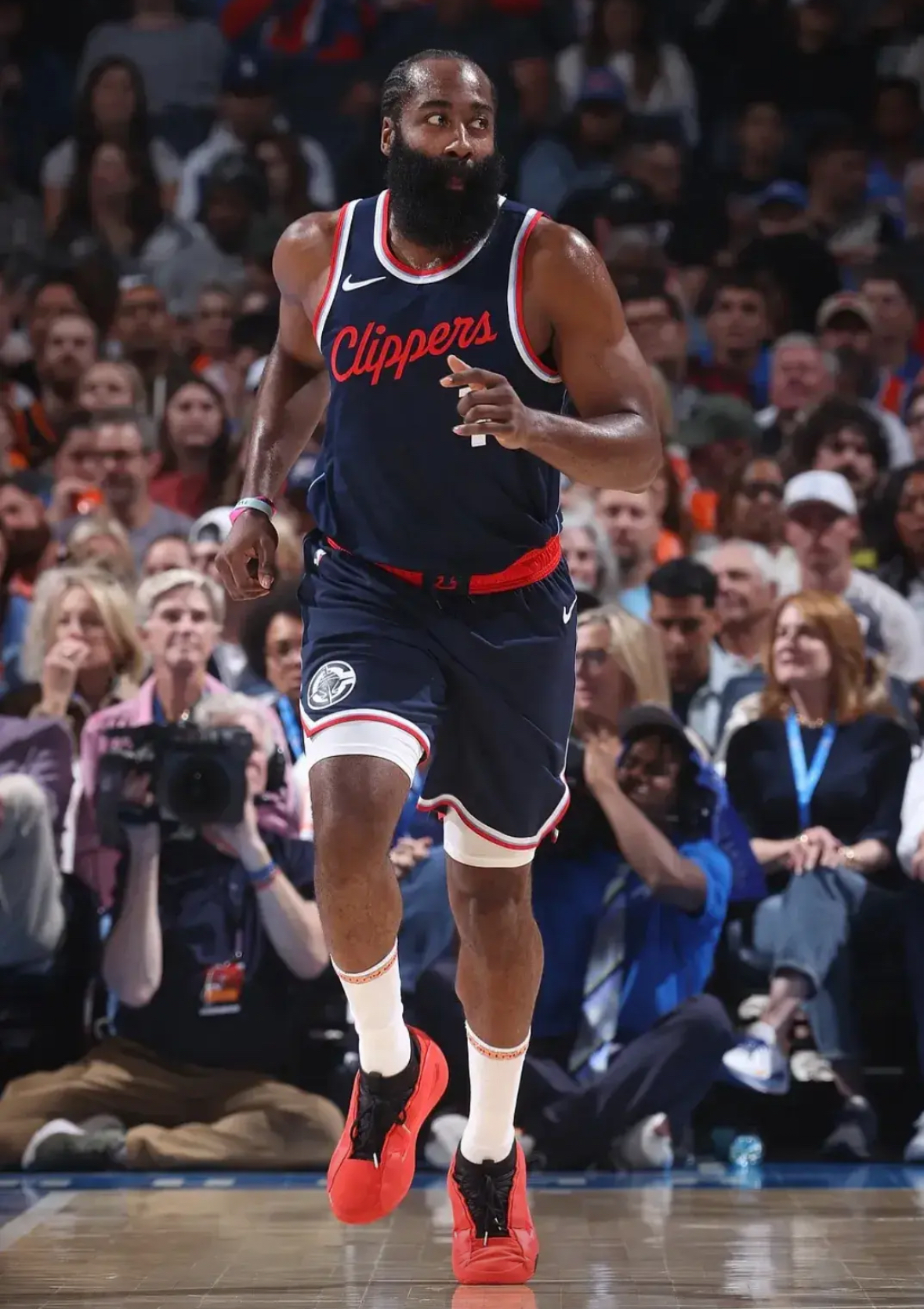 快船遭遇雷霆绝杀,客场失利连败延续 快船遭遇雷霆绝杀,客场失利连败延续