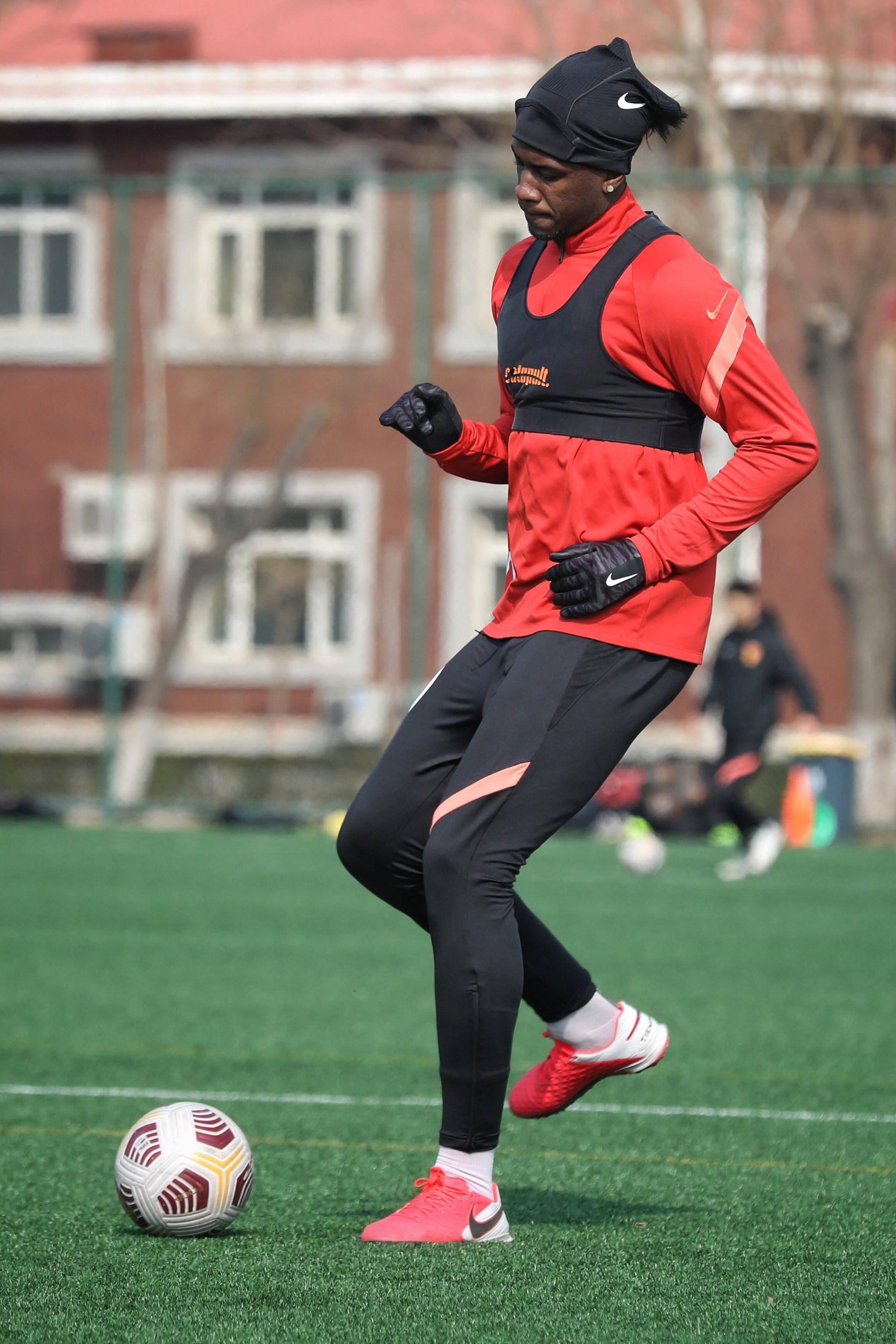 球队冬季训练备战新赛季,目标明确 球队冬季训练备战新赛季,目标明确